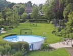 © Iris Bryson - Familiengarten mit Stauden und Pool